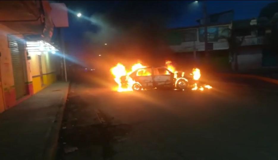 Fueron sorprendidos y de inmediato la multitud arremetió a golpes contra ellos. (Especial)