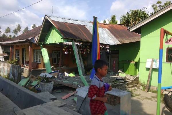 Terremoto de magnitud 7.5 sacude el centro de Indonesia. En la foto, una casa colapsada en Sulawesi. (AFP)