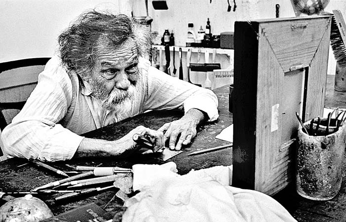 El artista, que ha realizado más de 200 autorretratos, presentará "De África vengo", donde él es el modelo.