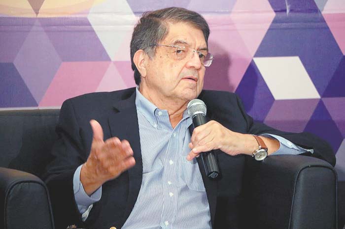 El autor recientemente fue nombrado Doctor "Honoris Causa" por la UANL.