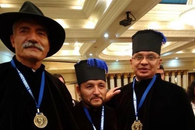 'El Mijis' y Mireles recibieron el doctorado ayer. (ESpecial)