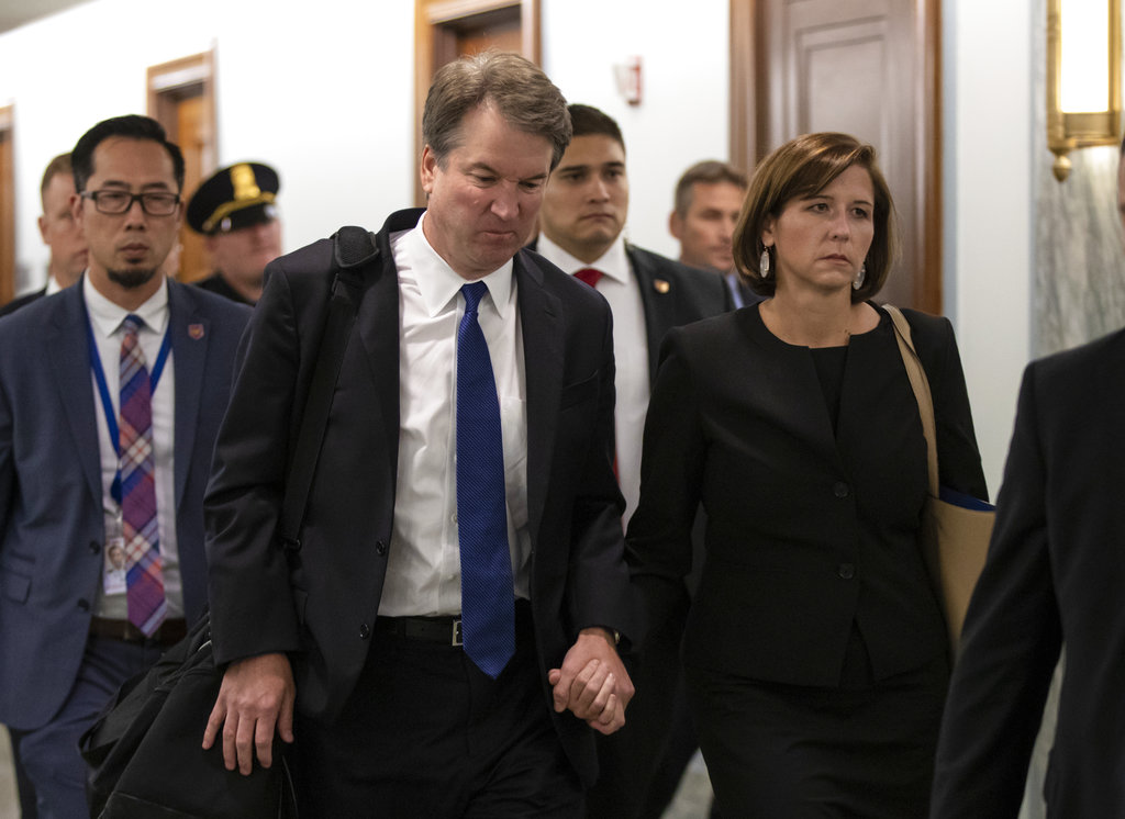 Kavanaugh y su esposa Ashley Estes, tras testificar ante el Senado. (Foto: AP)