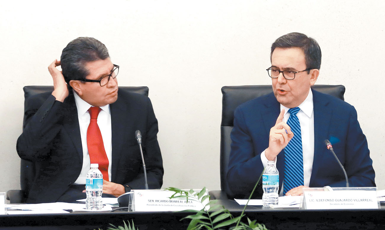 El presidente de la Junta de Coordinación Política y el secretario federal durante la reunión de ayer. (Javier Ríos)