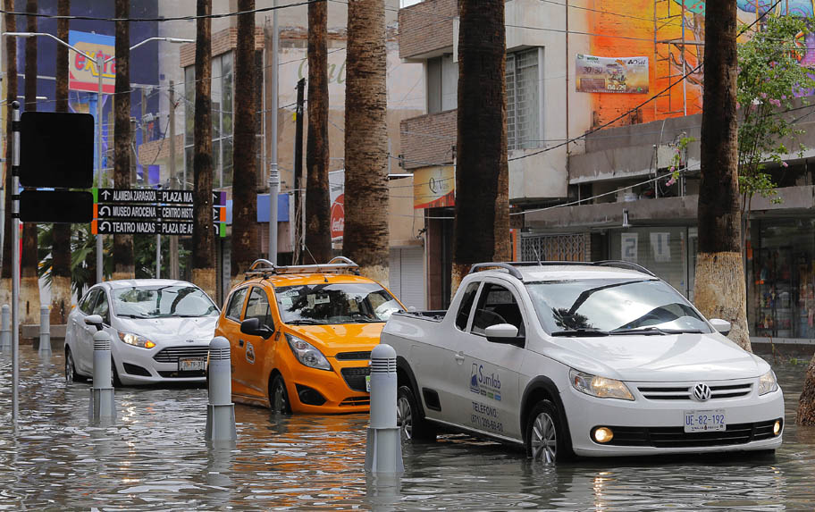 Uno de los sectores más afectados fue el Paseo Morelos, donde los comercios no registraron actividad ya que el agua ingresó hasta sus locales. (Mileni