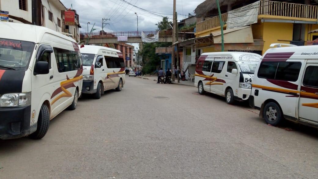 Los transportistas bloquean los accesos con sus unidades. (Roelio Agustín)