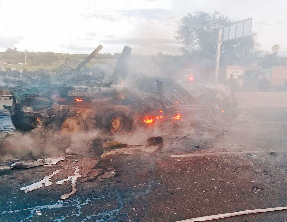 Vehículos incendiados en los límites de Querétaro y Guanajuato. (Especial)