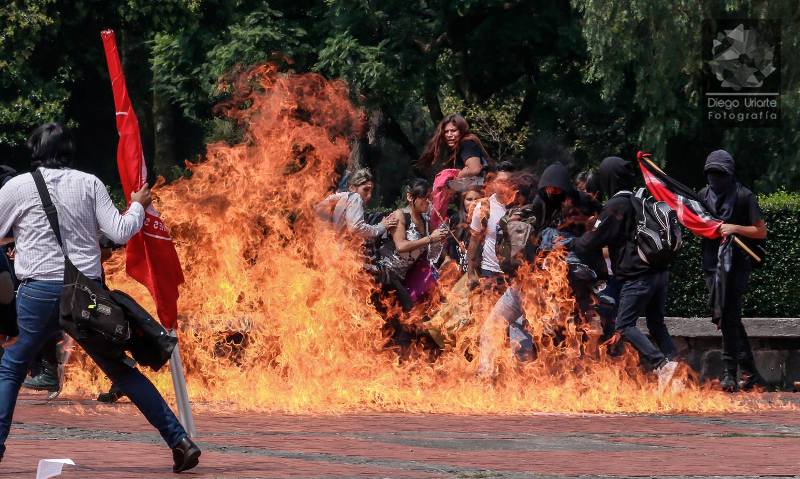 Los alumnos del CCH fueron atacados con piedras y bombas molotov. | Diego Uriarte