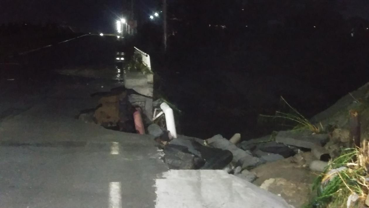 El barandal de protección del puente y el de un carril de la circulación de sur a norte quedaron completamente destruidos.
