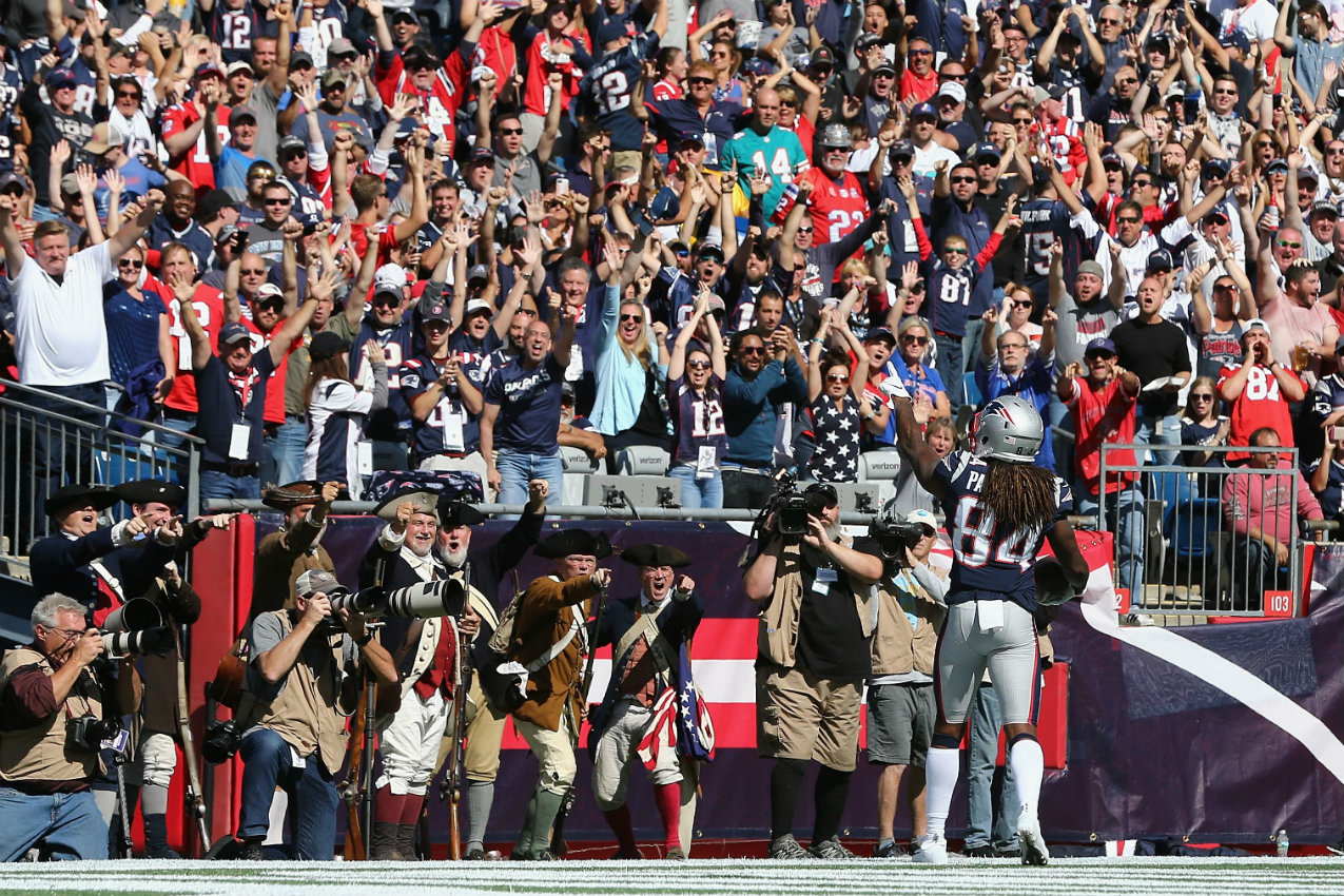 Cordarrelle Patterson festeja un touchdown en la victoria de New England sobre Miami (AFP)