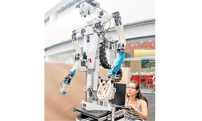 Estudiante con uno de los robots desarrollados en la UNAM. (Especial)