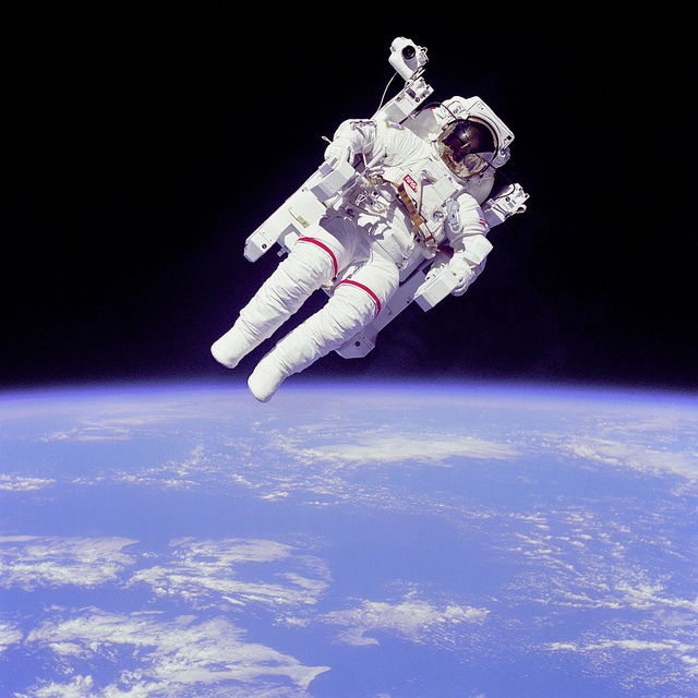 14 de febrero de 1984- El especialista Bruce McCandless II se aventuró más lejos de los confines y la seguridad de su nave que cualquier astronauta an