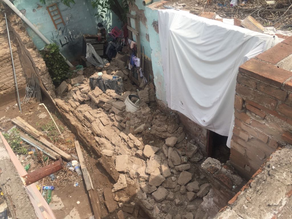 Tras la humedad generada por las lluvias, la barda de adobe se derrumbó. (Especial)
