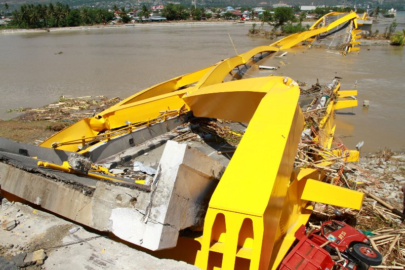 La caída del puente en la ciudad de Célebes.