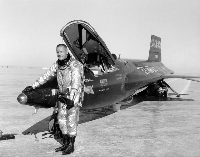 30 de noviembre de 1959- El piloto de Dryden, Neil Armstrong, está junto al X-15 1 después de un vuelo de investigación. NASA