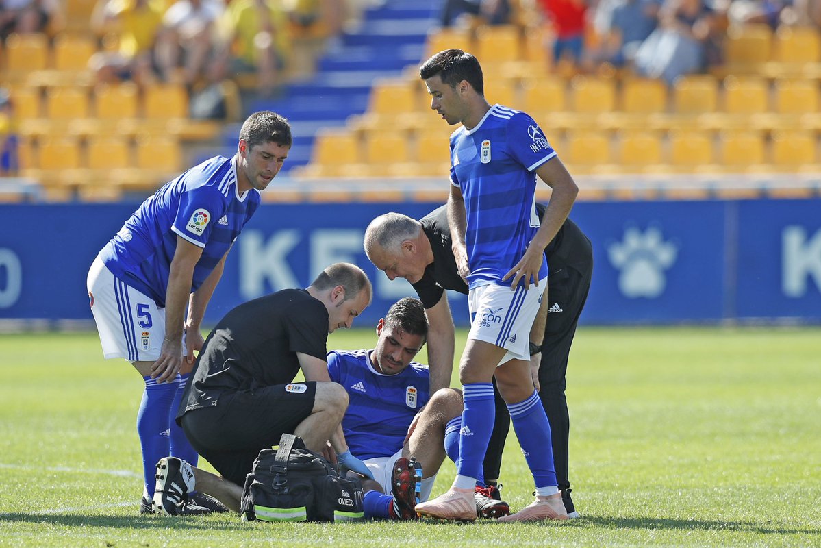 Oswaldo Alanís se lesionó en el partido (Twitter @RealOviedo)