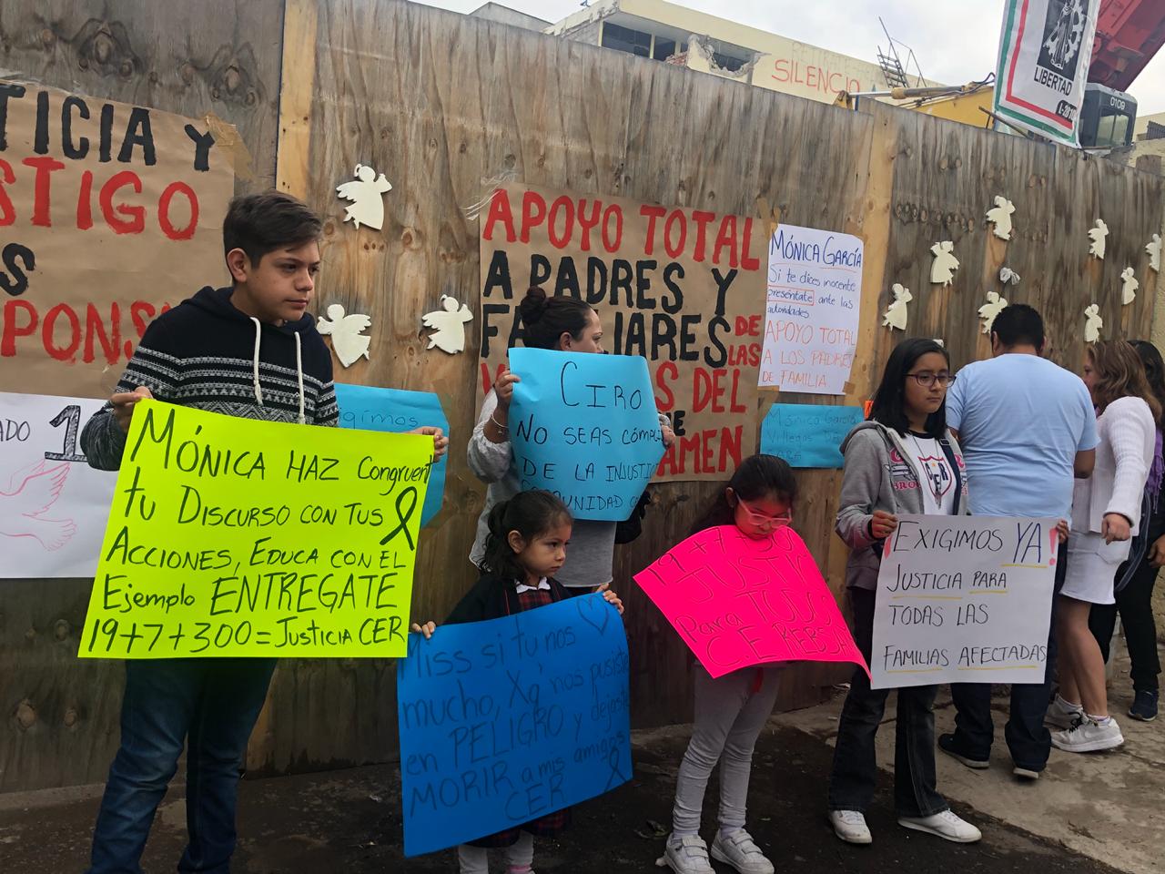 Los padres, algunos acompañados de sus hijos,  exigen justicia a un año del terremoto. | Selene Flores