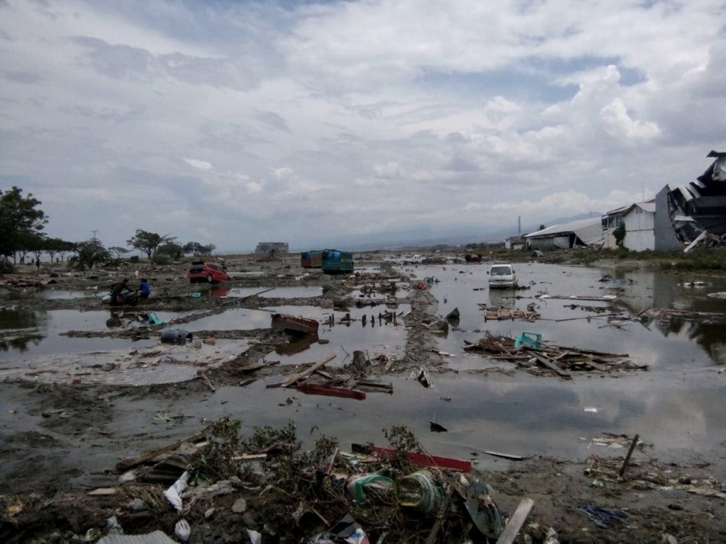 En otras partes se observan edificios muy deteriorados y carreteras y aceras agrietadas. Reuters