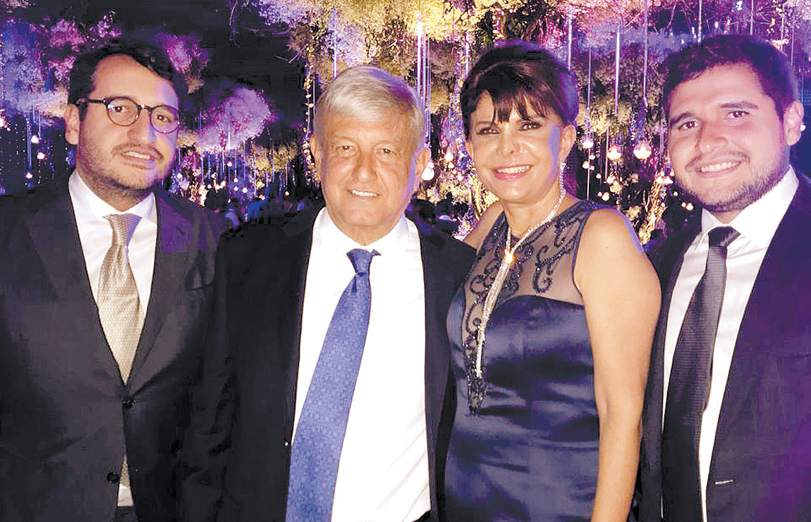 El Presidente electo con dos de sus hijos y Claudia Yáñez. (Especial)