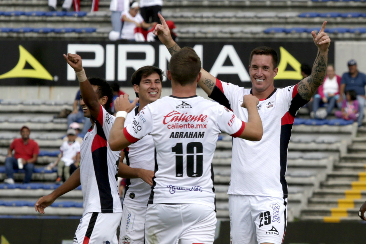 Ramos festeja uno de sus dos goles en la victoria de los Lobos 3-1 sobre Monarcas (Imago7)