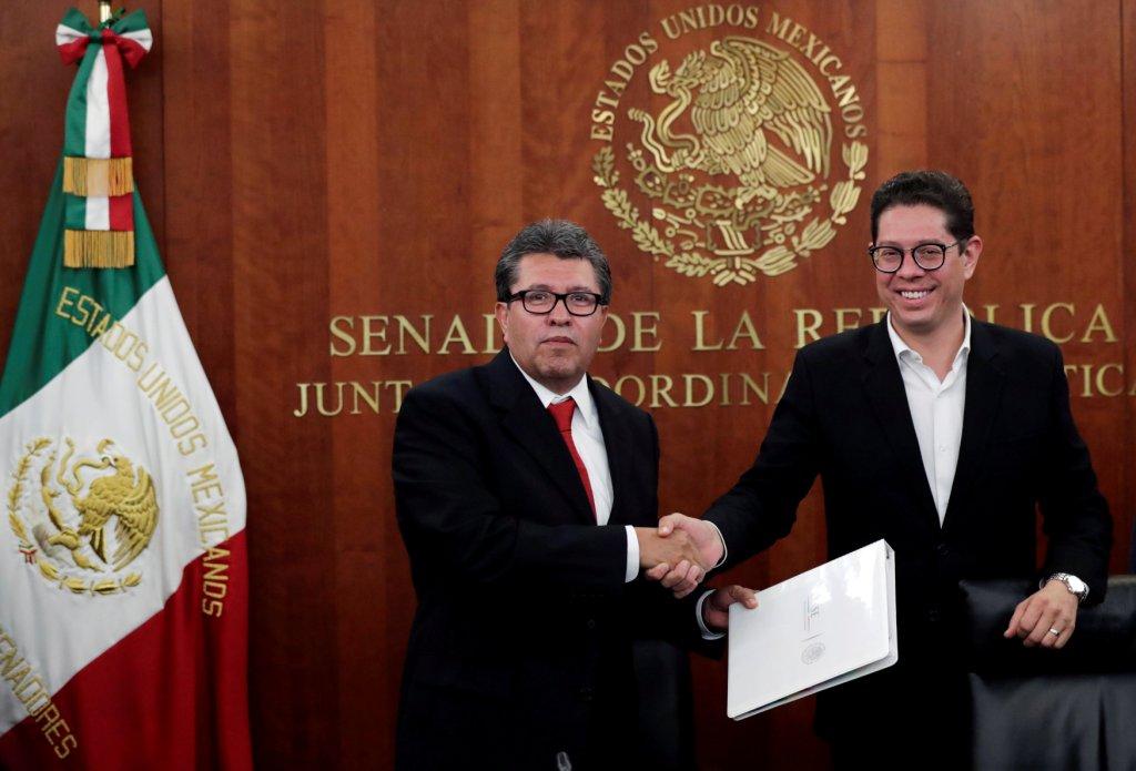 Ricardo Monreal al recibir el texto del TLCAN. (Reuters)
