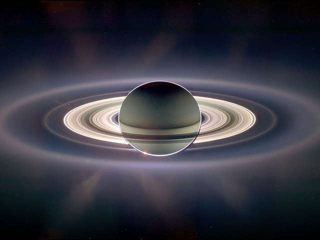 15 de septiembre de 2006- A la sombra de Saturno, aparecen maravillas inesperadas. La nave Cassini captó durante 12 horas al planeta gigante.