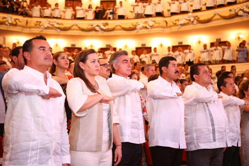 Antonio Gali, gobernador de Puebla, acudió a la toma de protesta de Mauricio Vila. (Especial)