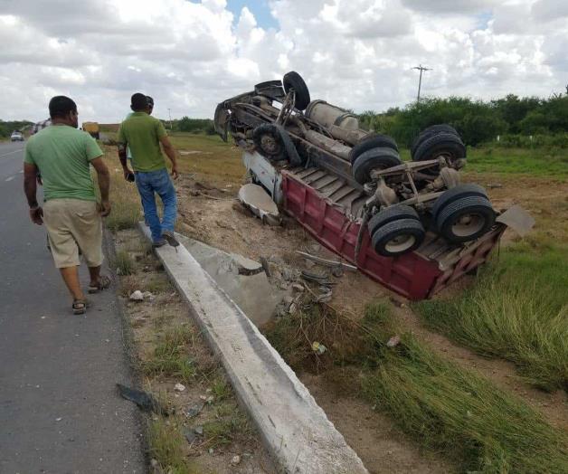 Destrozado el tráiler que sufrió volcadura.
