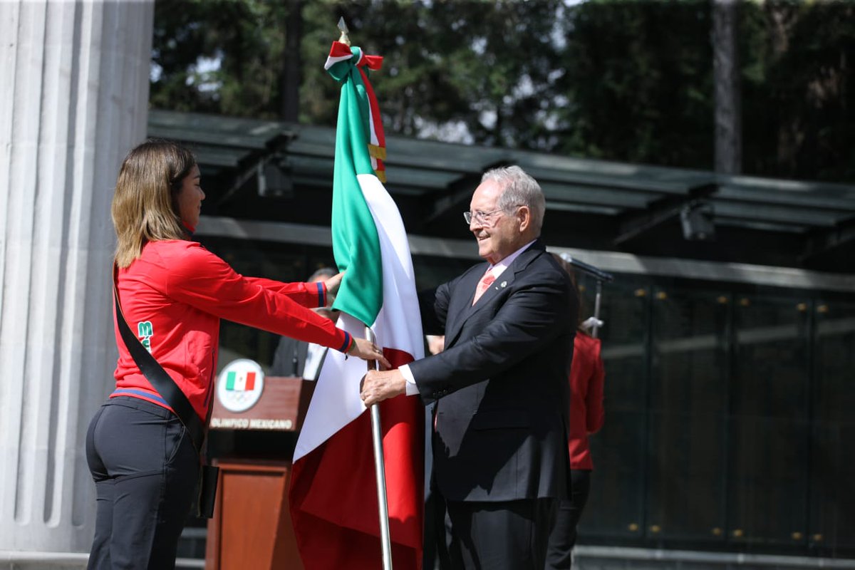 La esgrimista Natalia Botello recibió la bandera nacional (COM)