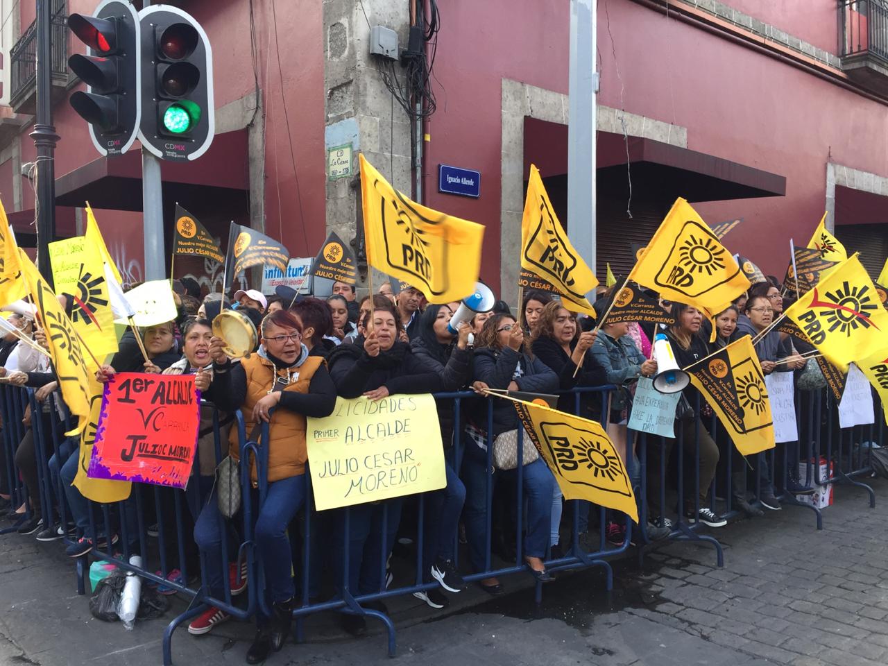 Algunos simpatizantes de los alcaldes lanzan porras de apoyo. | Cinthya Stettin