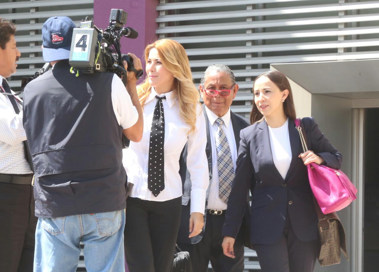 Fue acusada de una supuesta contratación de un despacho jurídico para blindarse.