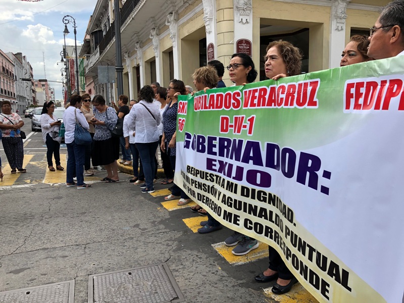 Bloquearon la avenida Independencia y Mario Molina, en el Centro Histórico del estado. | Isabel Zamudio