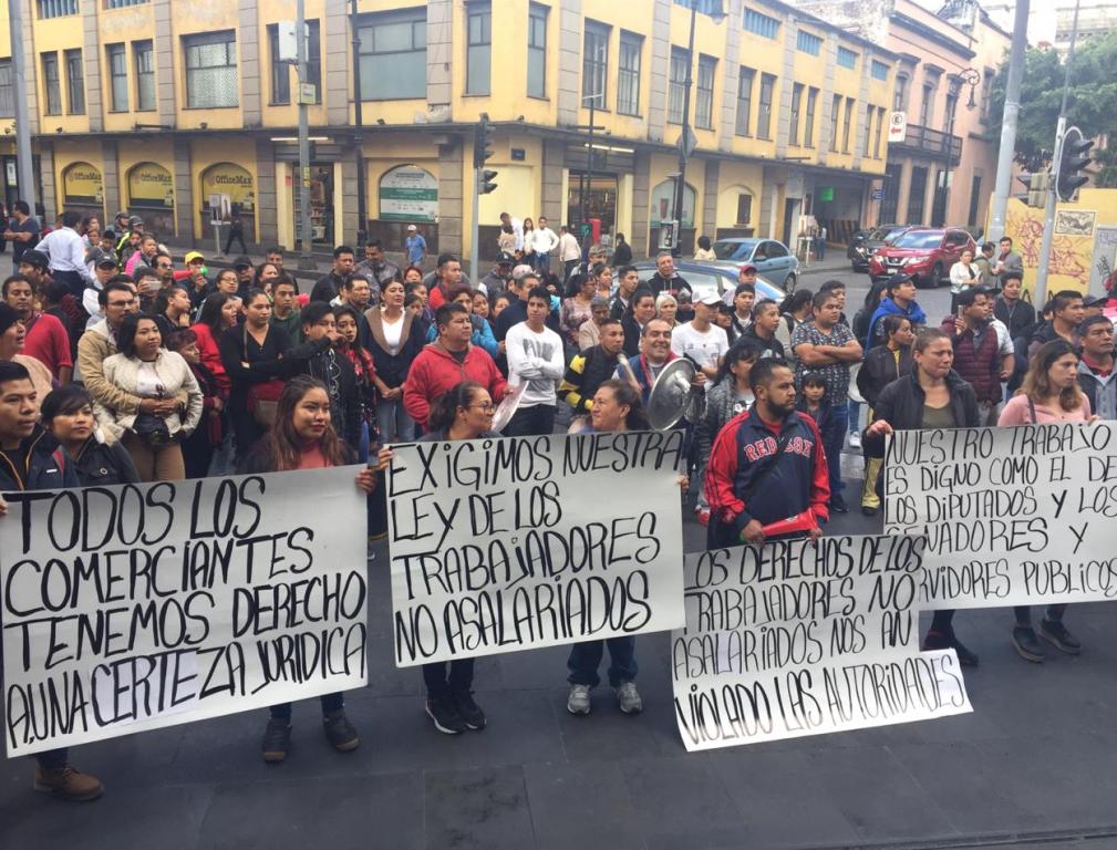Los comerciantes protestaron frente al Congreso, previo a la sesión conmemorativa al 2 de octubre. (Cinthya Stettin)