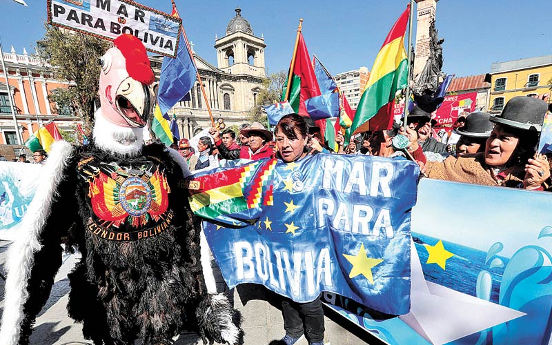 Decenas de bolivianos aguardaron en el centro de La Paz la sentencia realizada en la ciudad holandesa |Foto: Marín Alipaz/EFE
