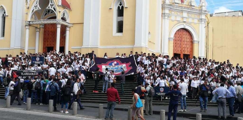 Los estudiantes protestan en la Plaza Lerdo. (Isabel Zamudio)