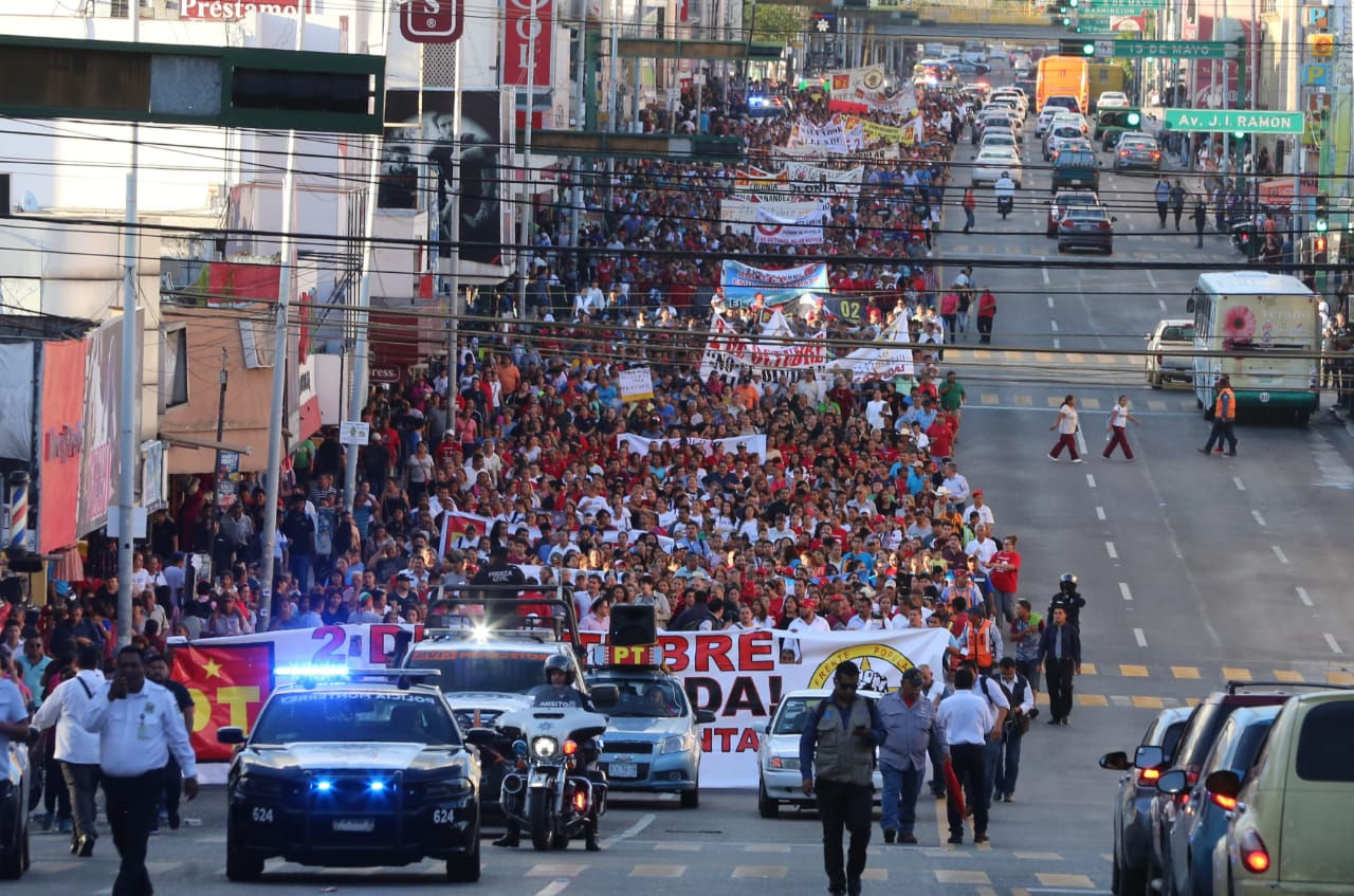 Marchan por los 50 años de la matanza de Tlatelolco en Monterrey. Foto: Leonel Rocha