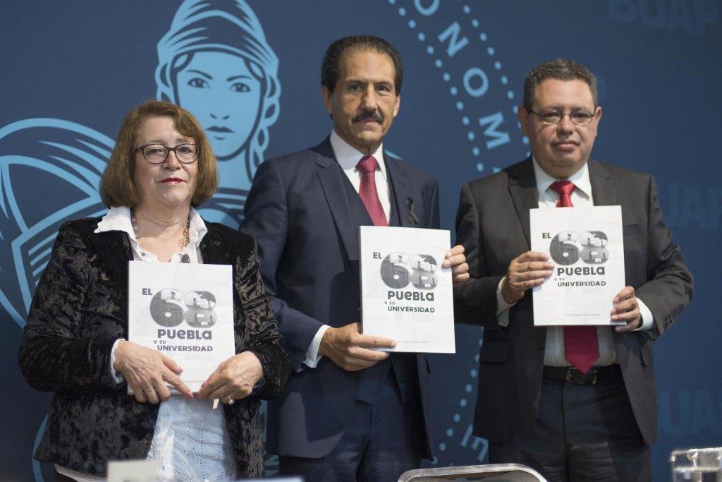 Presenta el Rector Alfonso Esparza el libro El 68 en Puebla y su Universidad, de la historiadora Gloria Tirado Villegas (Especial)