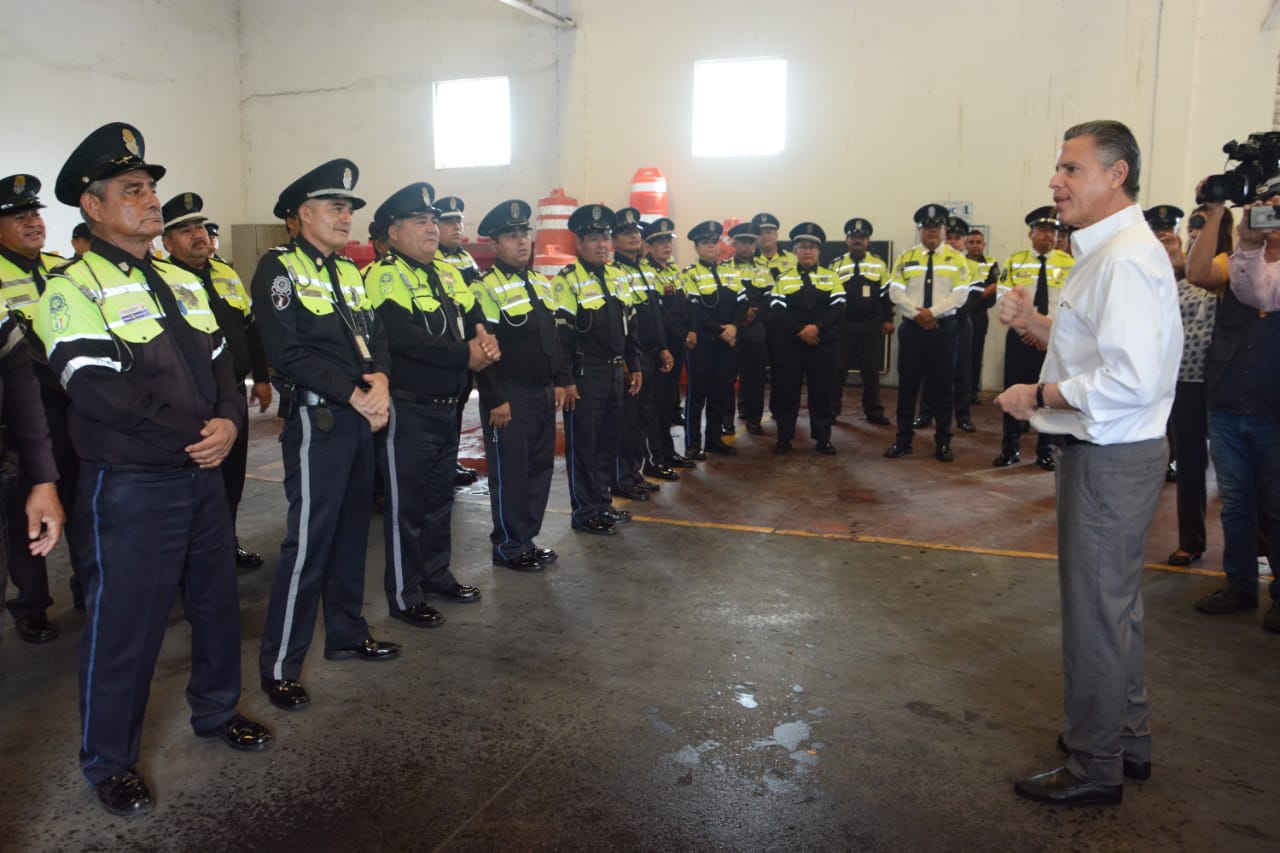 El presidente municipal de Tampico, Jesús Nader con agentes viales.