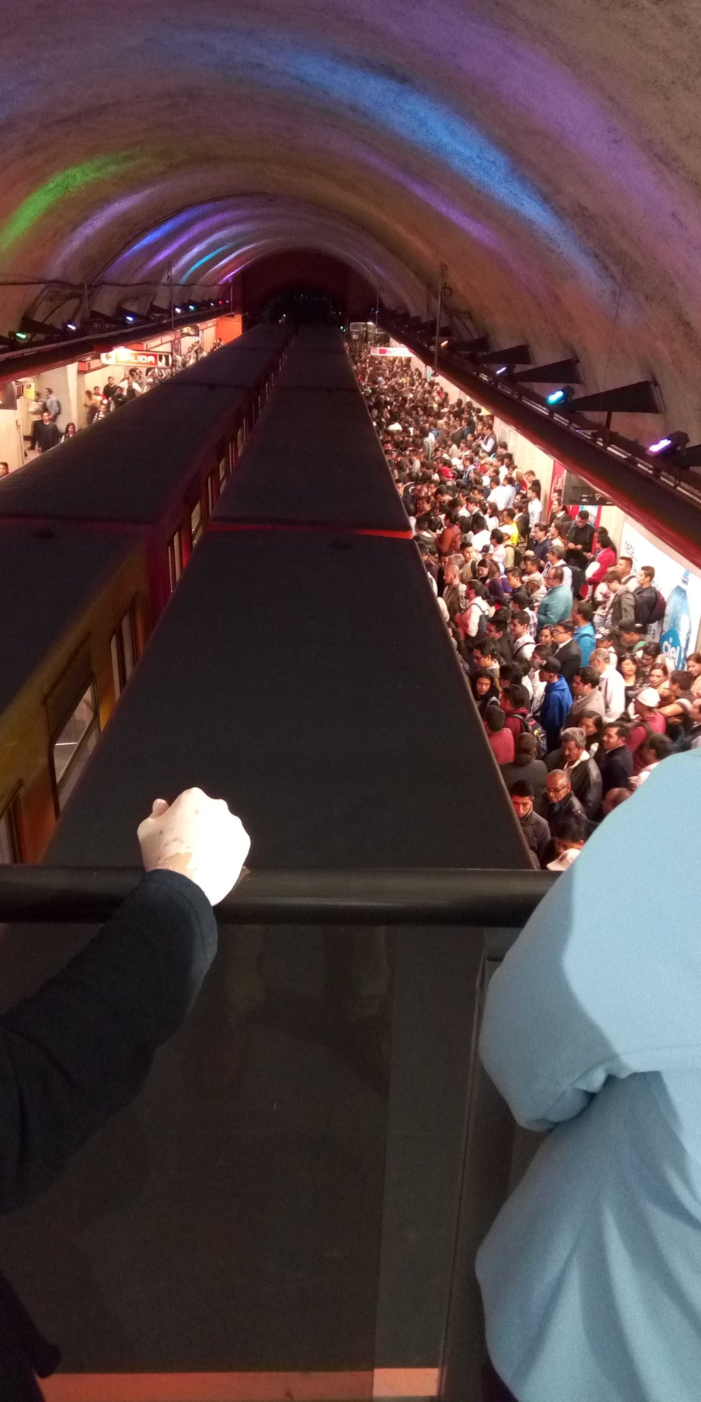 El STC Metro comentó que se agiliza la salida de trenes para atender afluencia. (@EdgarFM26)