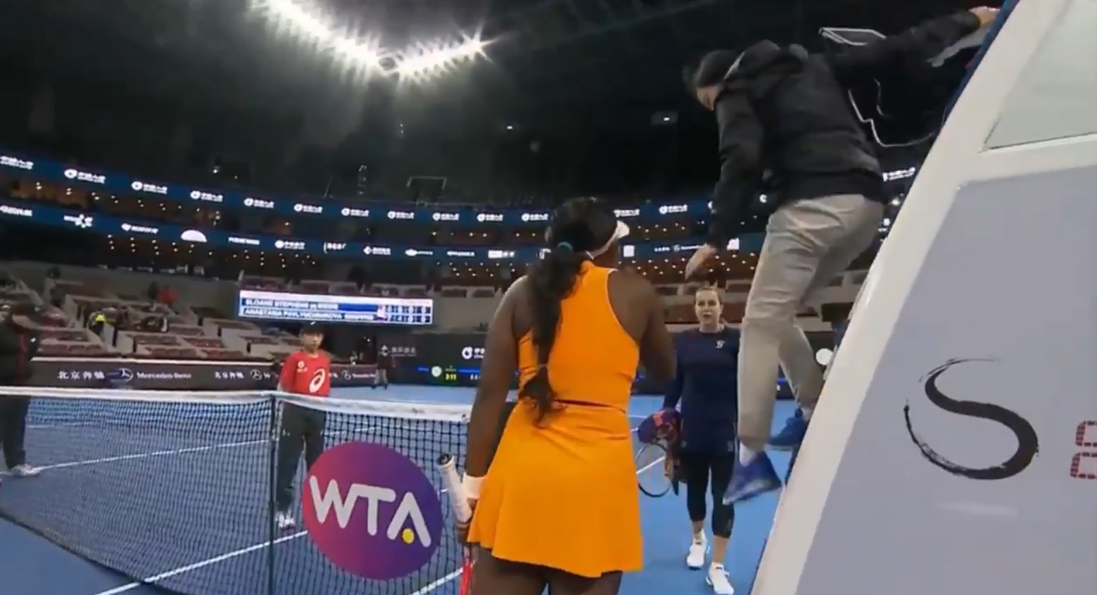 Dos tenistas pelean en un partido en el China Open (Especial)