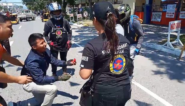 A pesar de la broma, la mujer le dio el sí a su novio (Especial).