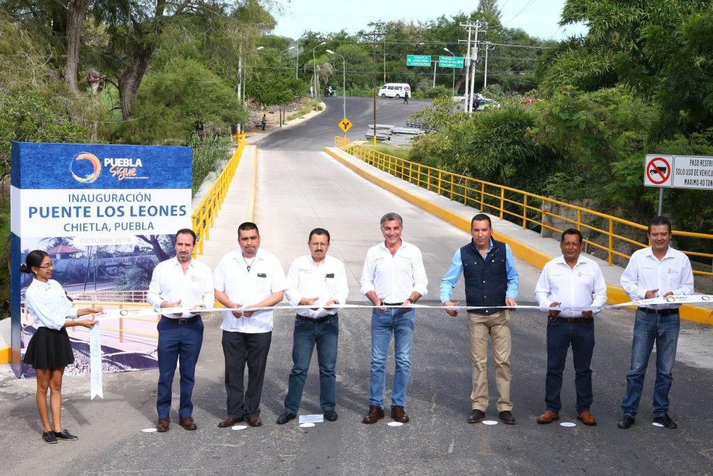 Antonio Gali puso en operación el puente Los Leones, que consta de 90 metros de longitud, en Chietla (Especial)