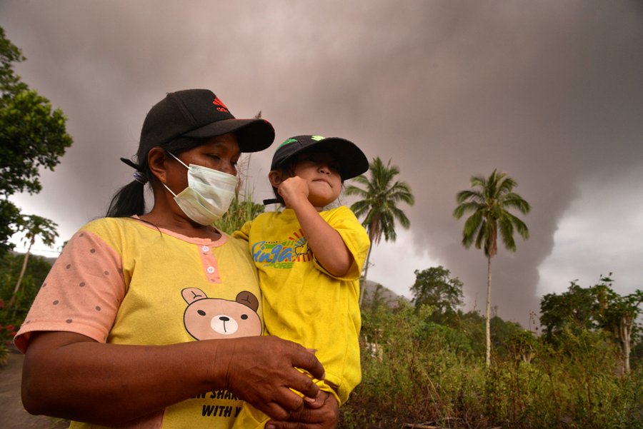 Las autoridades informaron que la erupción no pone en riesgo a la población. (Reuters)