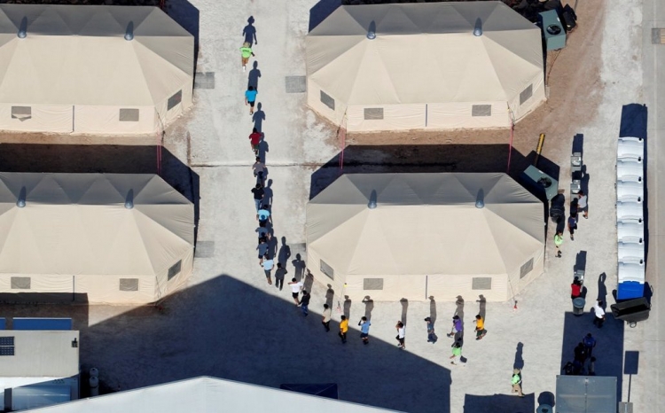 Además de las carpas terminadas, hay numerosas tiendas que se pueden ver actualmente en construcción. Archivo
