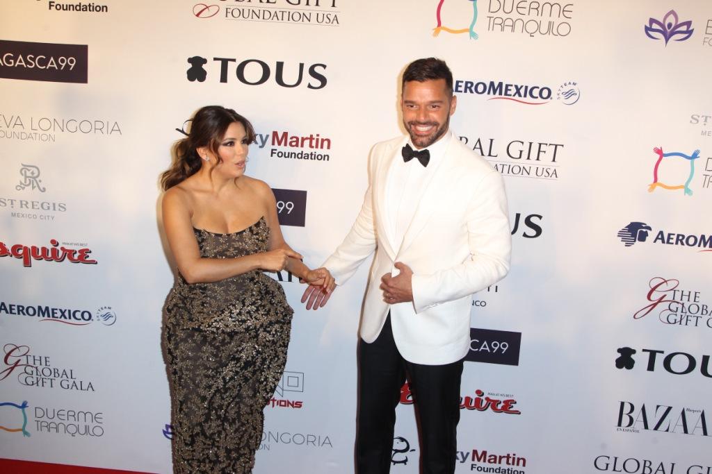 Eva Longoria y Ricky Martin posaron para los fotógrafos a su llegada.(Foto: Edgar Negrete)