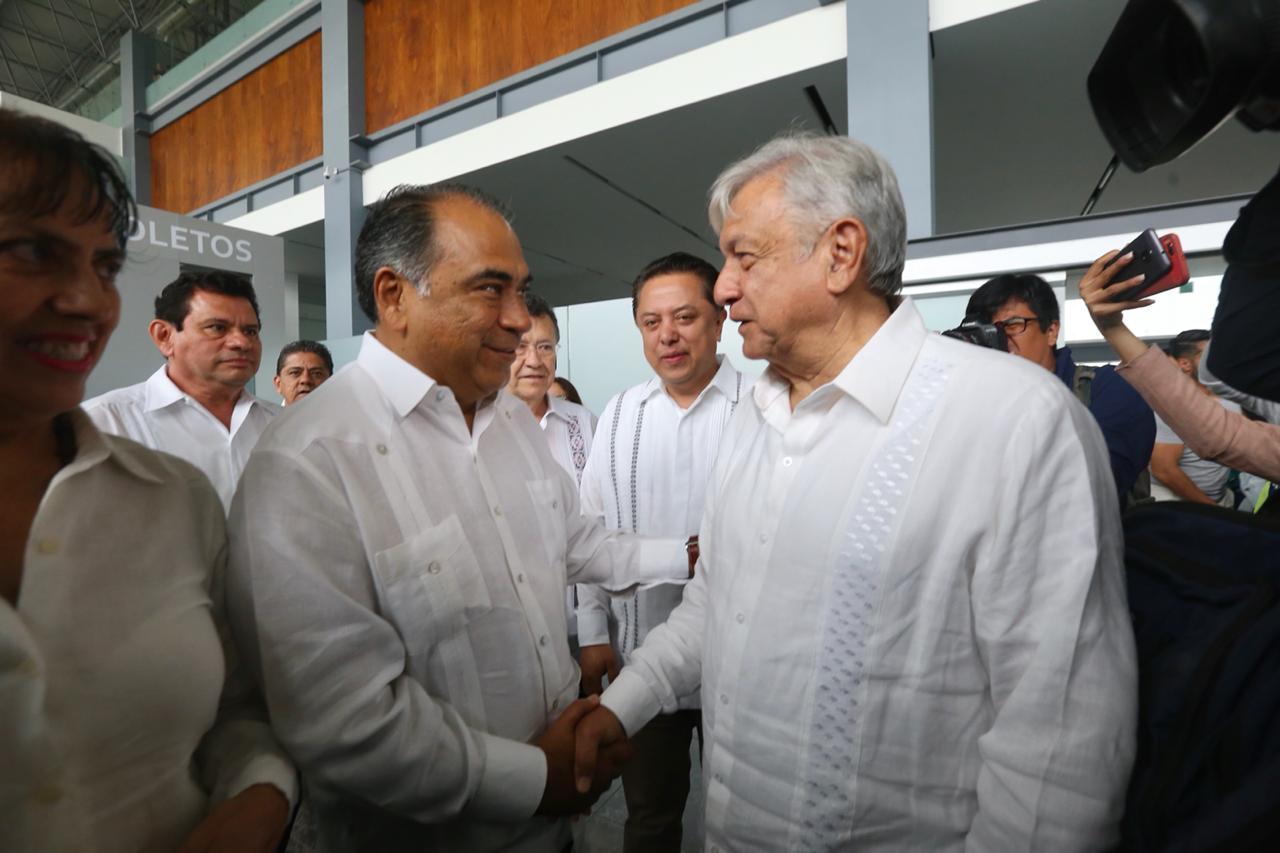 Héctor Astudillo recibe a López Obrador en el aeropuerto/Nelly Salas.