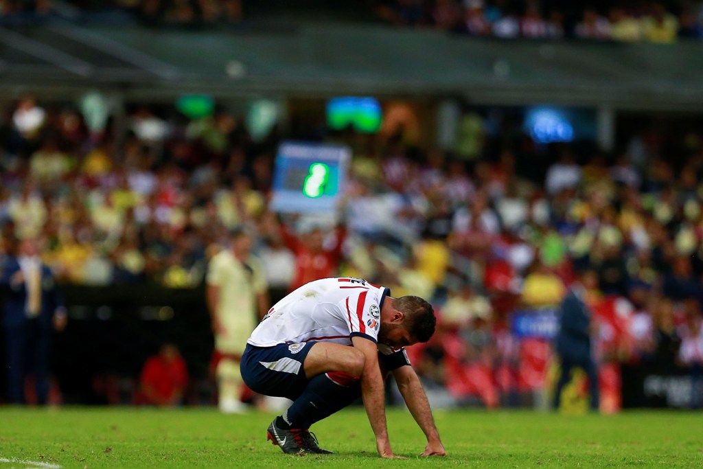 Jair Pereira sufrió un fuerte golpe en la cabeza durante el Clásico Nacional (Imago7)