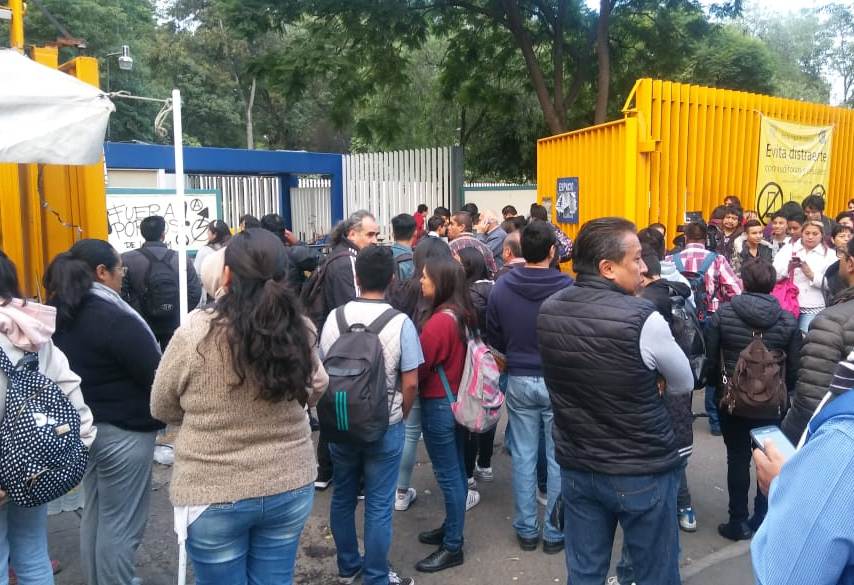 Los padres de familia y alumnos  piden que se reanuden las clases en el CCH Azcapotzalco. (César Velázquez)
