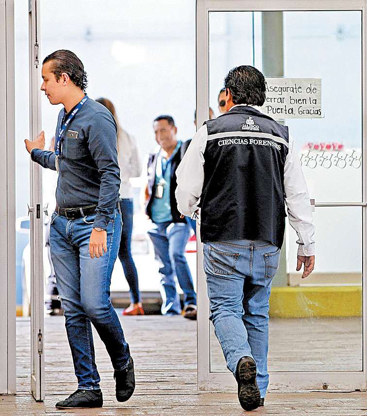 Personal a las afueras del instituto, donde se realiza la identificación. (Especial)