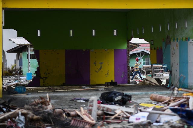 El tsunami y el terremoto de la semana pasada en Indonesia dejaron hasta ahora mil 400 muertos/AP.