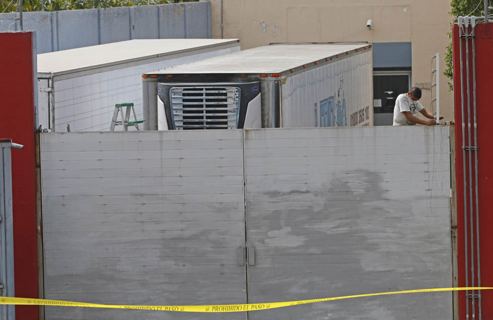 Las cajas refrigeradas de tráiler permanecen en las instalaciones de Ciencias Forenses (Fernando Carranza)